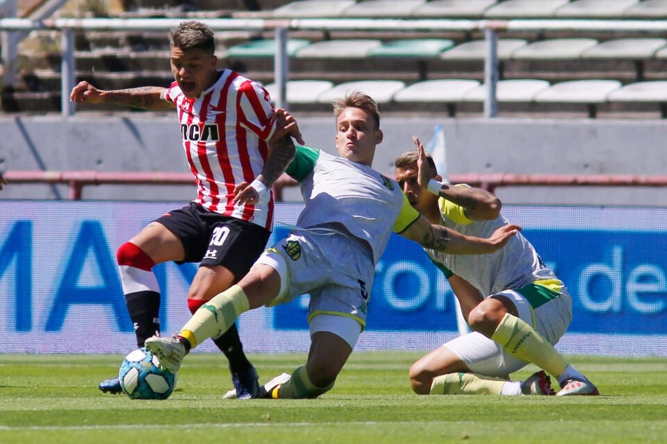 Imagen descriptiva de un partido con más intensidad que situaciones de gol. (Fuente: NA)