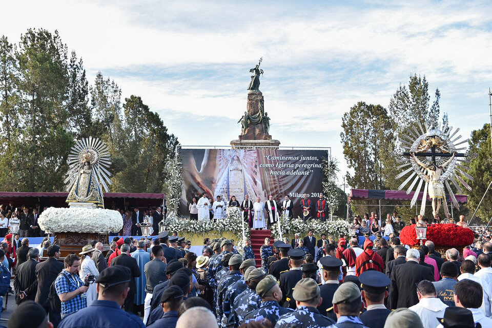 La homilía final, en el monumento 20 de Febrero (Fuente: Gobierno de Salta)