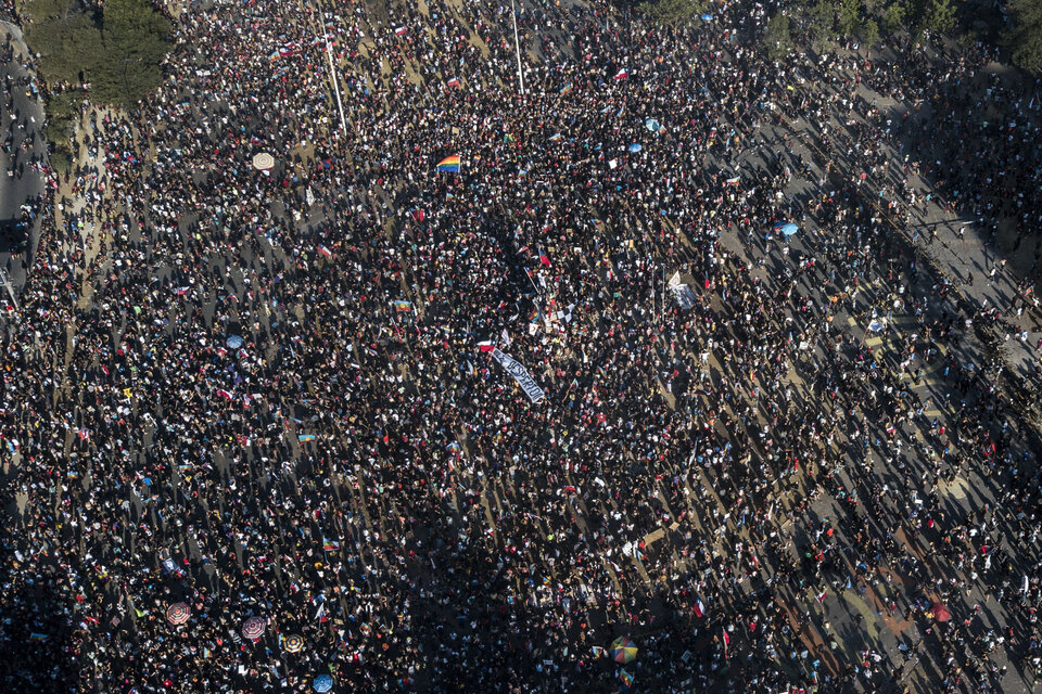 Imágen de la masiva marcha que ayer copó el centro de Santiago. (Fuente: AFP)