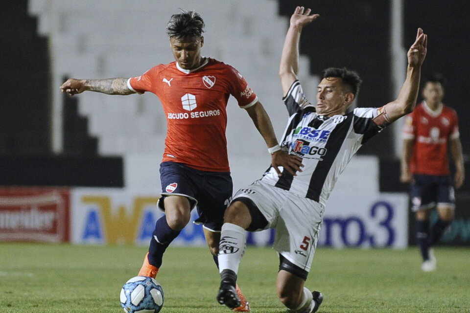 En su debut, el Rojo se trajo tres puntos desde Santiago del Estero.