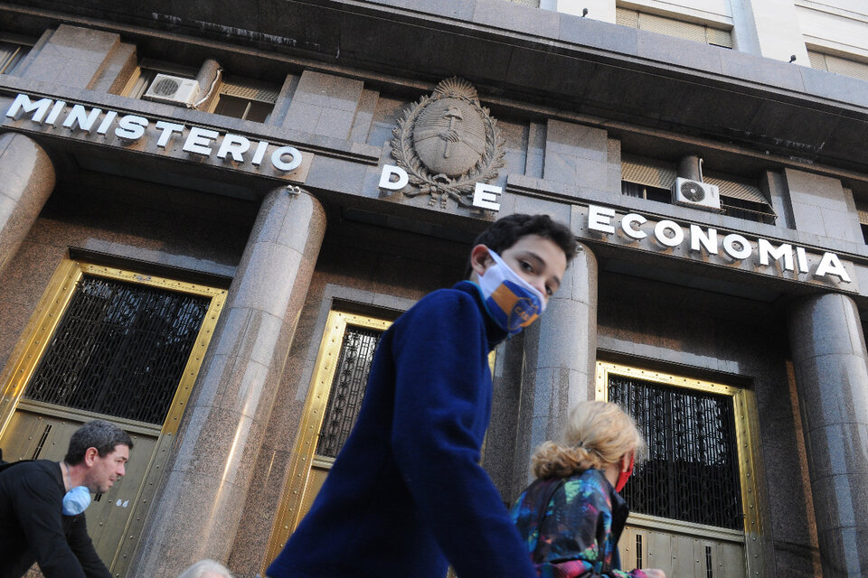 Economí anunció su "agenda de normalización del financiamiento del sector público" (Fuente: Leandro Teysseire)