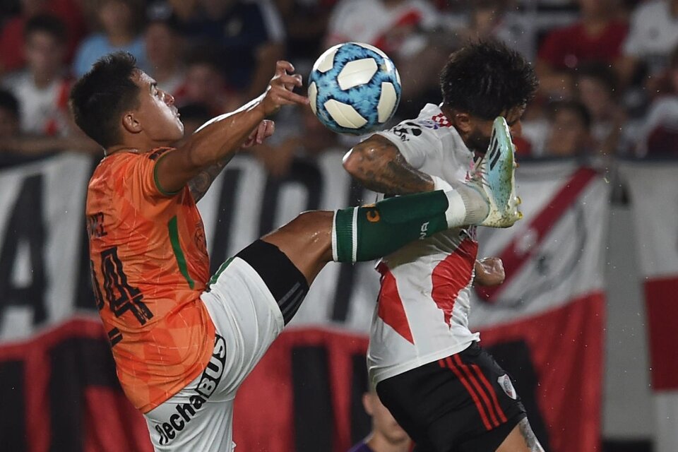 Gómez y Casco luchan por la pelota durante el 1-0 de River de febrero pasado. (Fuente: Fotobaires)