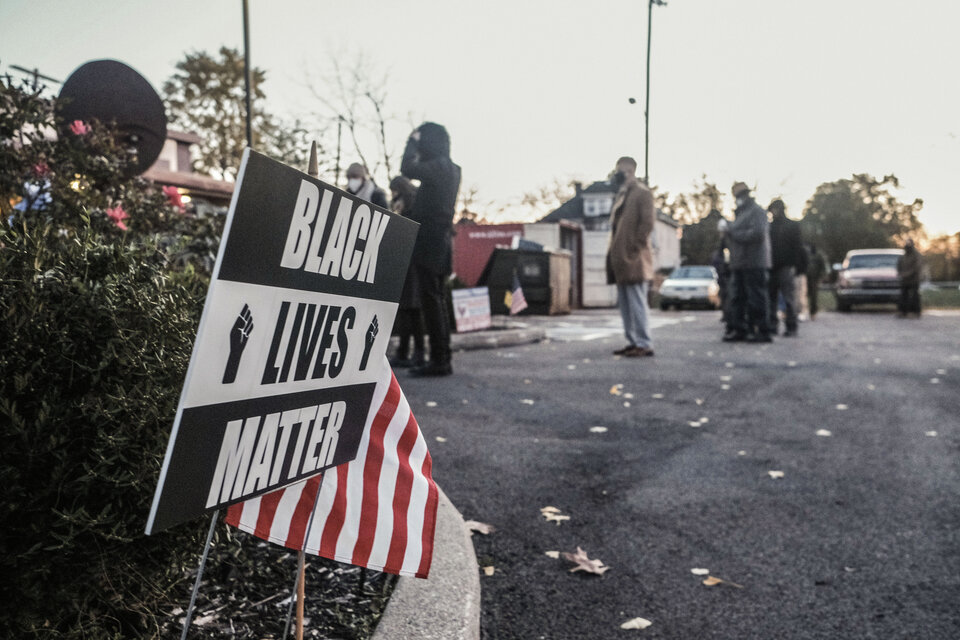 Protesta de Black Lives Matter frente a un centro de votación en Columbus, Ohio. (Fuente: AFP)