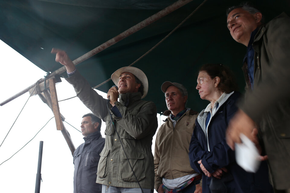 La madre Leonor Barbero junto a sus tres hijos varones Etchevehere.