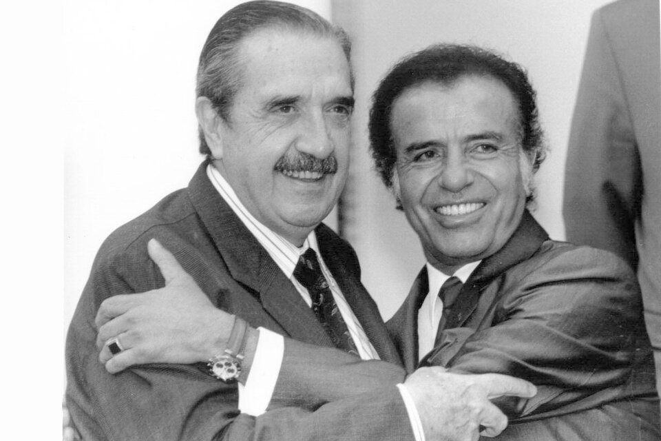 En 1993 Carlos Menem y Raúl Alfonsín acuerdan la reforma de la Constitución Nacional. El Pacto de Olivos pone fin a meses de tensiones, con un Menem lanzado a reformar la Carta Magna.