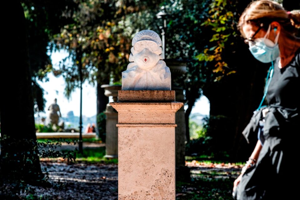 Homenaje al personal de salud en una plaza de Roma. (Fuente: EFE)