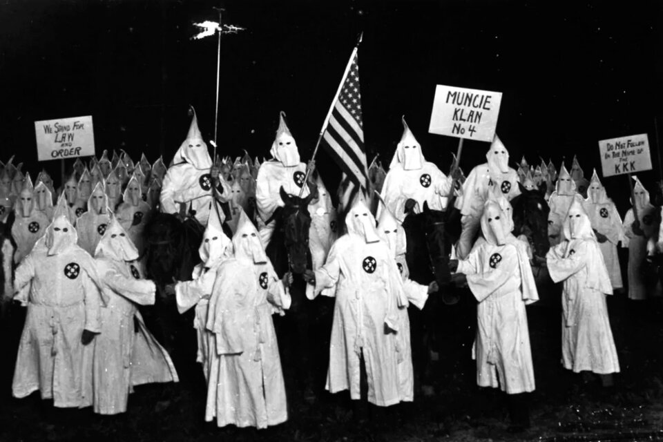 El Klan fue refundado en Georgia en 1915, todo un síntoma.