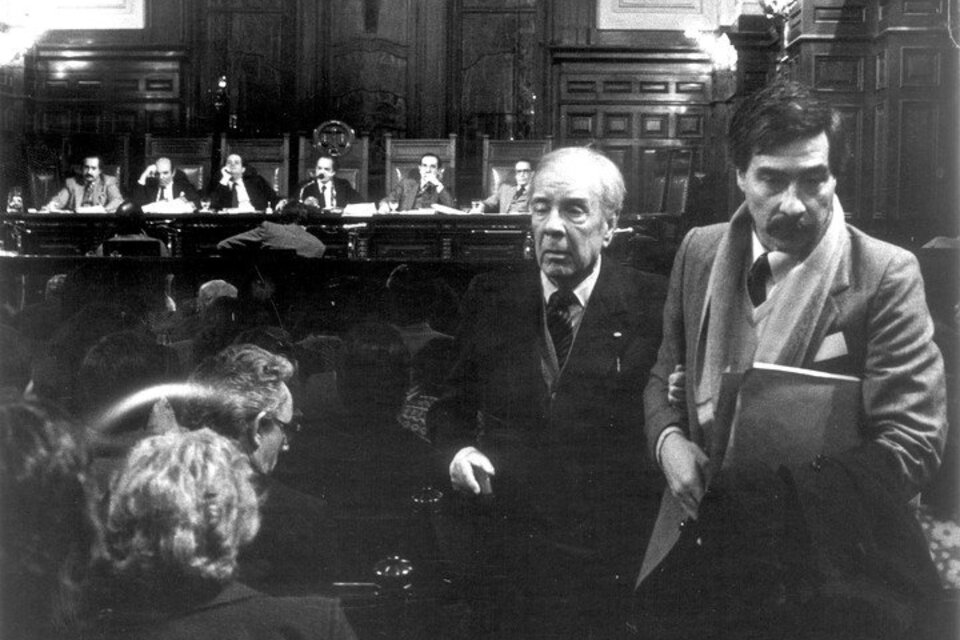 22 de julio de 1985: Jorge Luis Borges en Tribunales. A la izquierda, el hombre semicalvo de espaldas es Víctor Basterra, que declara ante los jueces. 
