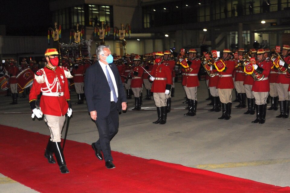 El presidente Alberto Fernández, anoche, al llegar a Bolivia. (Fuente: Télam)