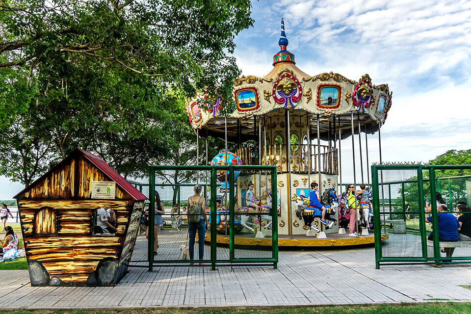  Javkin dispuso la apertura de las calesitas y juegos en plazas.  