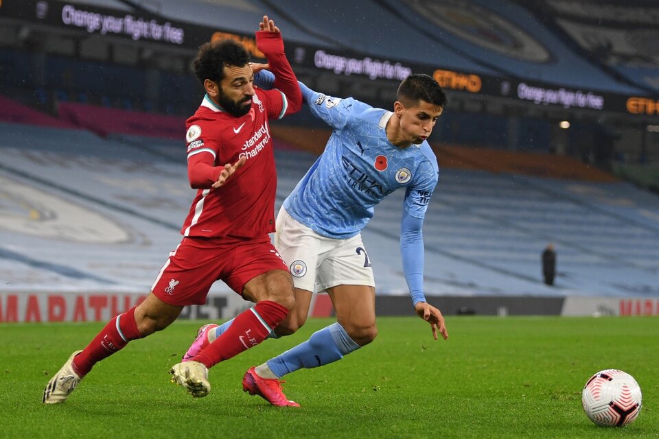 Salah, del Liverpool, no puede con la marca de Joao Cancelo, del City. (Fuente: AFP)