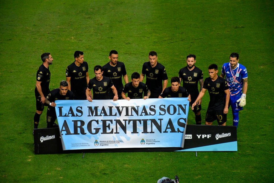 Racing posó en Santa Fe con el cartel y la consigna "Las Malvinas son Argentinas". (Fuente: Télam)