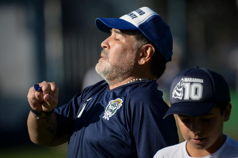 A pesar de la operación, Maradona siguió el partido de Gimnasia ante Vélez. (Fuente: NA)