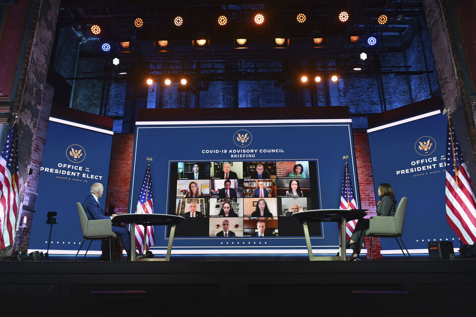 Los electos Biden y Harris en teleconferencia con su flamante comité asesor. (Fuente: AFP)