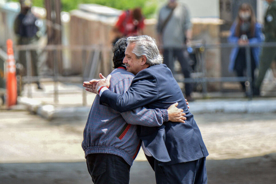 El presidente Alberto Fernández se abraza con Evo Morales en la frontera con Bolivia. (Fuente: Presidencia)