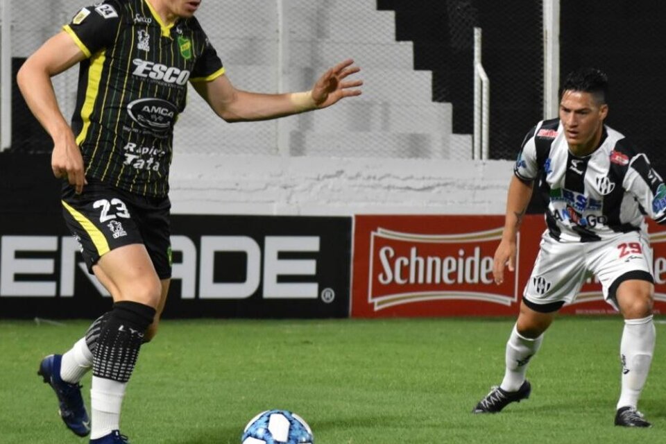 Nahuel Gallardo (hijo del DT de River) se lleva la pelota ante Quilez. (Fuente: Twitter)