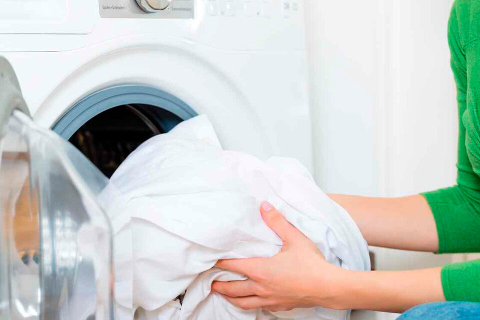 Uno de cada tres británicos admite que lava las sábanas solo una vez al año