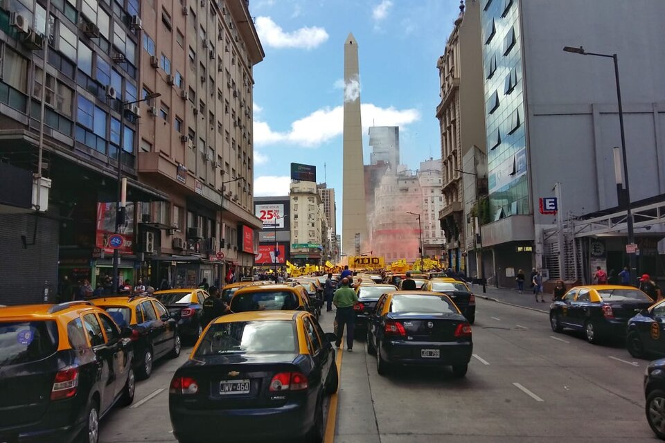Taxistas protestaron contra las apps de viajes (Fuente: Bernardino Avila)