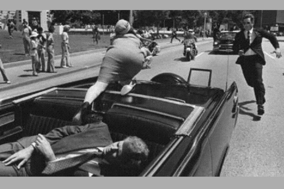 En 1963 es asesinado en Dallas el presidente norteamericano John Kennedy. Tres disparos alcanzan el auto descapotable en el que avanza por las calles de esa ciudad de Texas. 