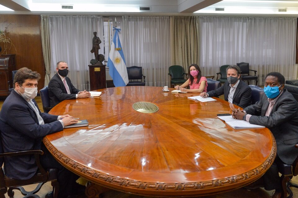 La delegación del FMI en el Ministerio de Economía. Fue recibida por el ministro Martín Guzmán y el representante argentino ante el FMI Sergio Chodos.