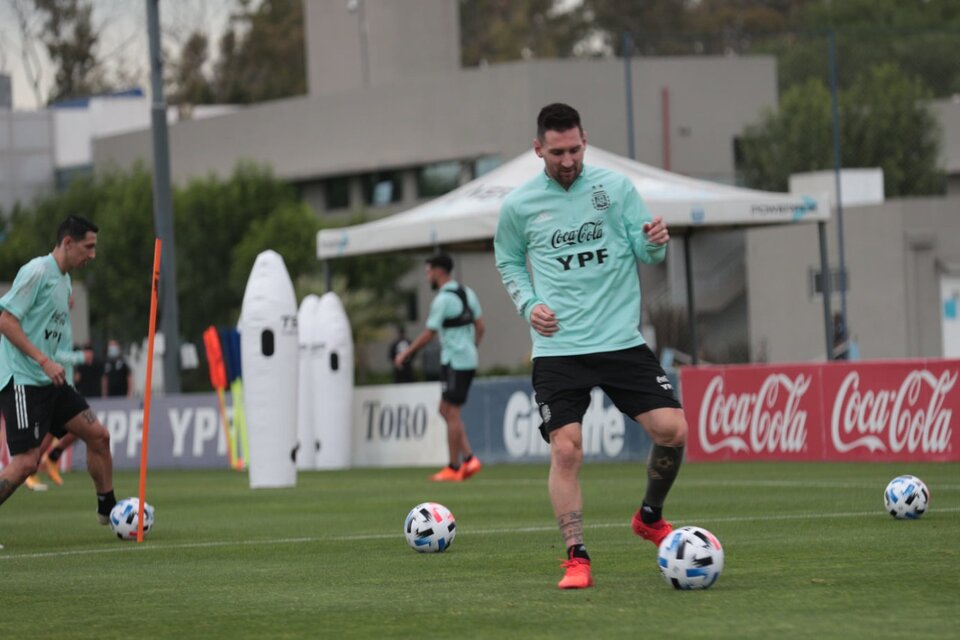 Messi, sonriente con la pelota; más atrás, Di María. (Fuente: Télam)