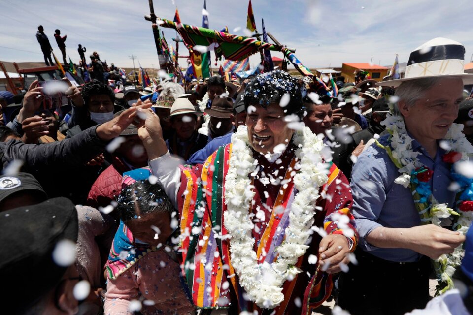 1.Evo Morales (centro) y Garcí Linera (con sombrero) en Orinoca, el pueblo nataldel ex presidente. 2. Indígeneas celebran con instrumentos típicos en Río Mulato. (EFE) 3. Guardia de honor de los mineros. (EFE) (Fuente: EFE)