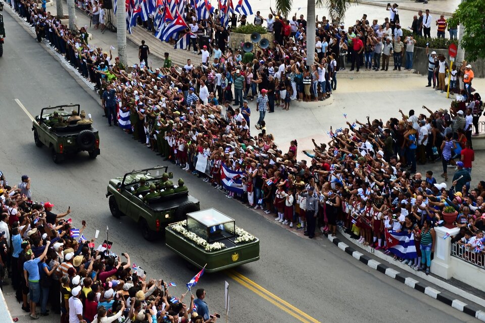 En 2016 muere en La Habana a los 90 años Fidel Castro, uno de los íconos del siglo XX. Un jeep militar con sus cenizar recorre la isla en un viaje de cuatro días. (Fuente: AFP)
