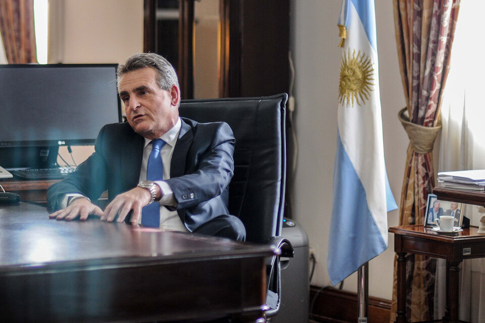 El ministro de Defensa, Agustín Rossi, dijo que la Mesa busca mostrarse como una conducción paralela de las Fuerzas.  (Fuente: Guadalupe Lombardo)