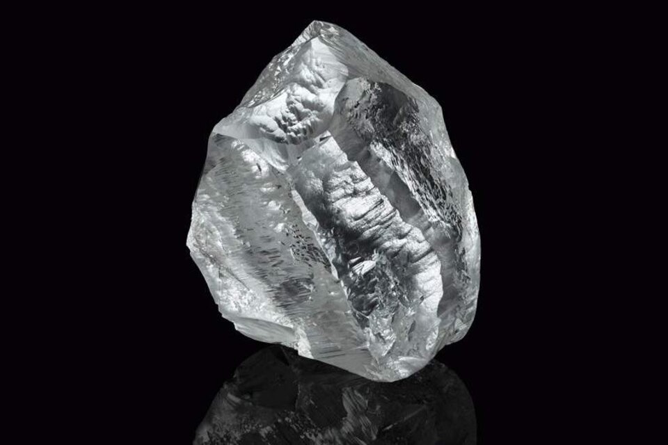 Un diamante blanco de 998 quilates ininterrumpido que mide 67x49x45mm.