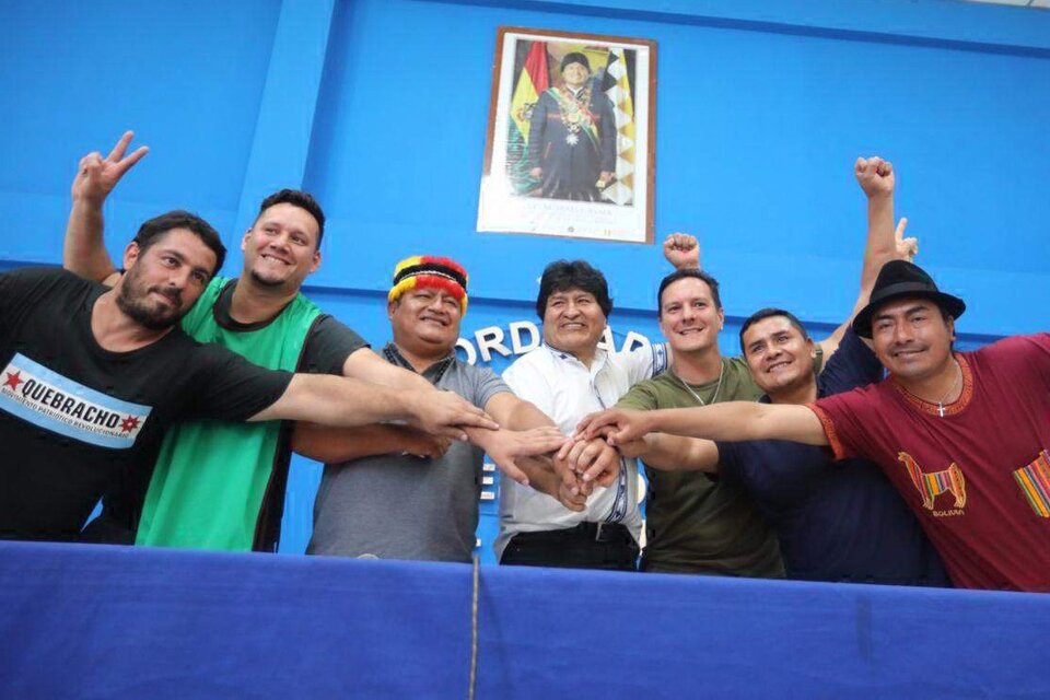 Evo Morales (centro) con representantes de movimientos sociales gremiales e indígenas del trópico boliviano. 2. Morales se reunión con dirigentes locales.
