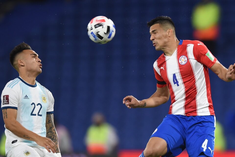 Lautaro Martínez disputa la pelota con el defensor Balbuena. (Fuente: AFP)