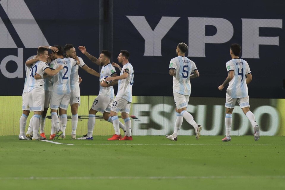 Toda Argentina festeja el gol de Nico González. (Fuente: Télam)