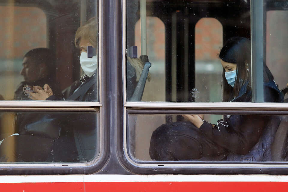 Nuevo protocolo para el transporte público: Vuelven las personas paradas a los colectivos.