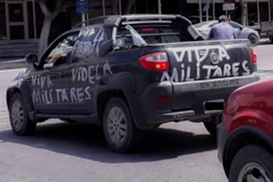 Una camioneta paseó por Trelew haciendo apología del terrorismo de Estado.