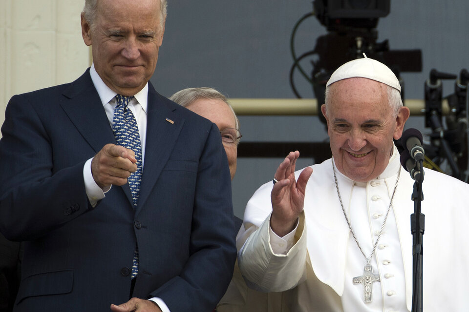 El entonces vicepresidente Biden y Francisco en Washington, en 2015. (Fuente: AFP)