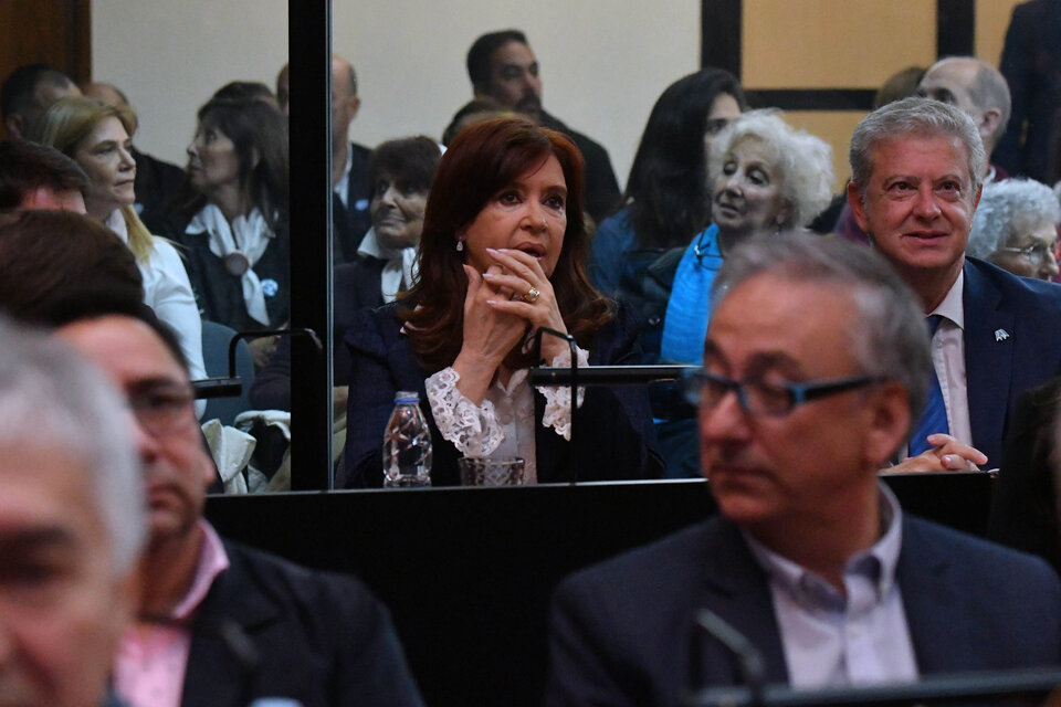 Cristina Kirchner frente a los armados de Comodoro Py.