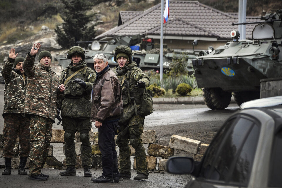 Fuerzas de paz rusas controlan vehículos en el sur de Karabaj. (Fuente: AFP)