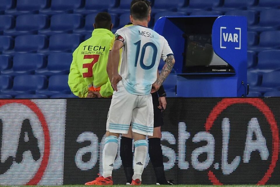 El VAR y Messi esperando el resultado de la revisión, una imagen que recorrió el mundo. (Fuente: AFP)