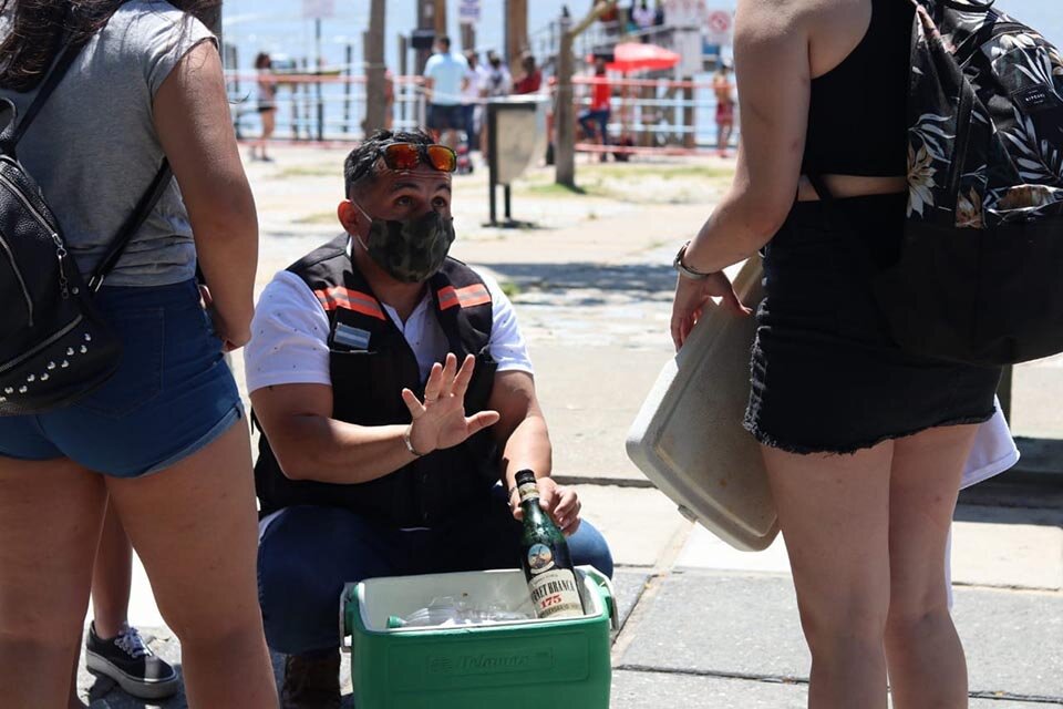 Personal municipal y policial controló heladeras para evitar alcohol. (Fuente: Prensa Municipalidad)