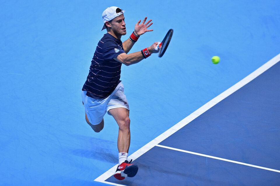 El Peque se vio muy superado por Djokovic en el estreno en el O2 de Londres. (Fuente: AFP)