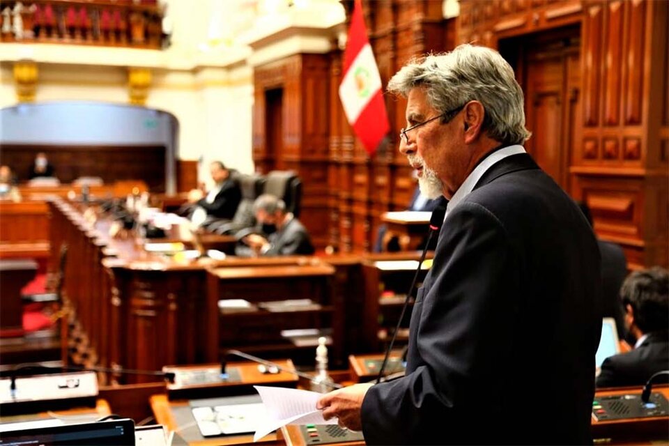 Sagasti fue un duro crítico de la actuación de las bancadas parlamentarias, ya que la suya votó en contra de la destitución de Martín Vizcarra que llevó a Merino a la jefatura del Estado. (Fuente: EFE)