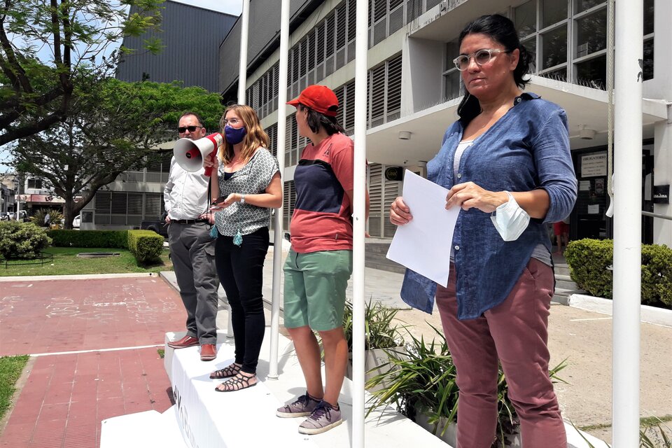 Dolores en primer plano. Detrás, ex trabajadores de El Diario, frente a tribunales de Paraná. (Fuente: Pablo Russo)