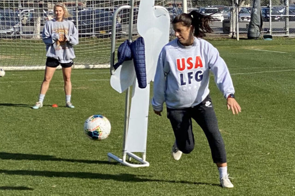 Alex Morgan, un de las mejores futbolistas del mundo, entrenando con un embarazo de siete meses. (Fuente: Twitter @BeastModeSoccer)