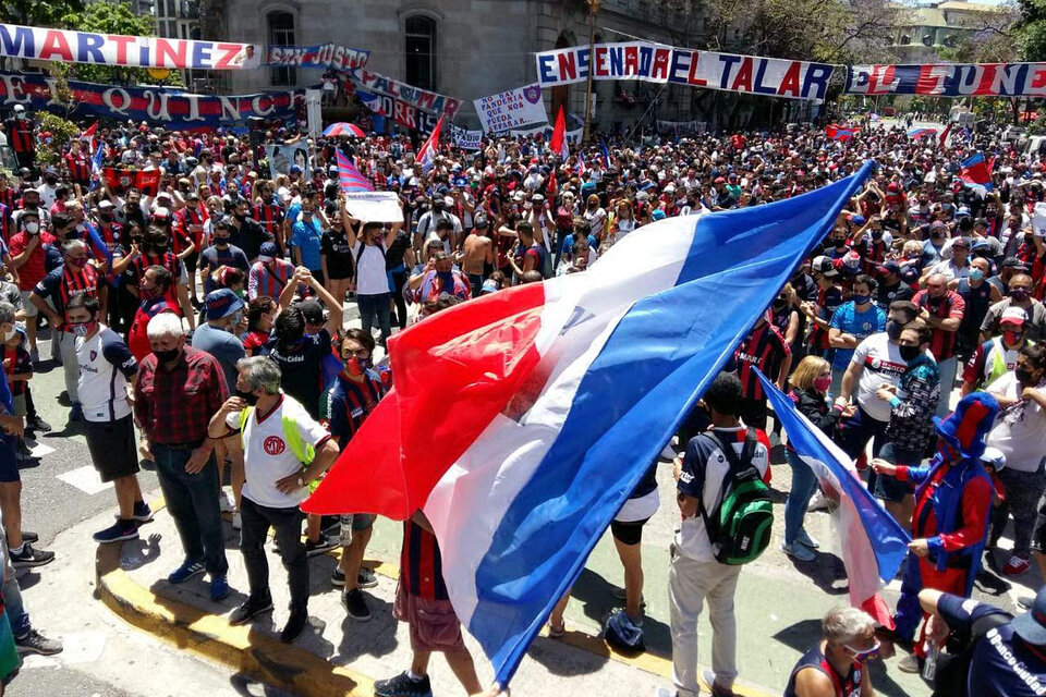 Miles de hinchas y socios de San Lorenzo, frente a la Legislatura Porteña. (Fuente: Bernardino Avila)