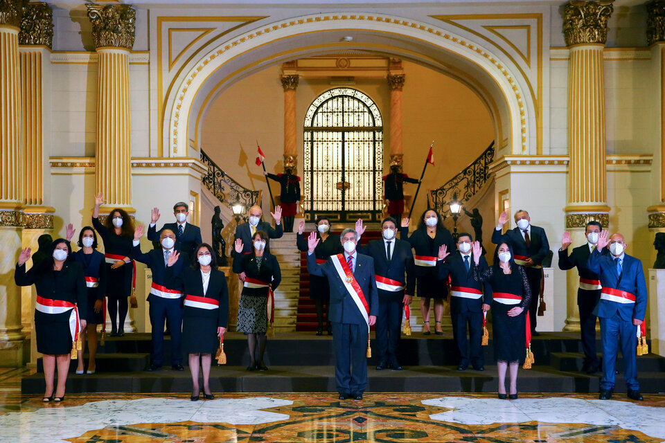 Sagasti (centro) presenta a su gabinete de minisros y ministras. (Fuente: AFP)