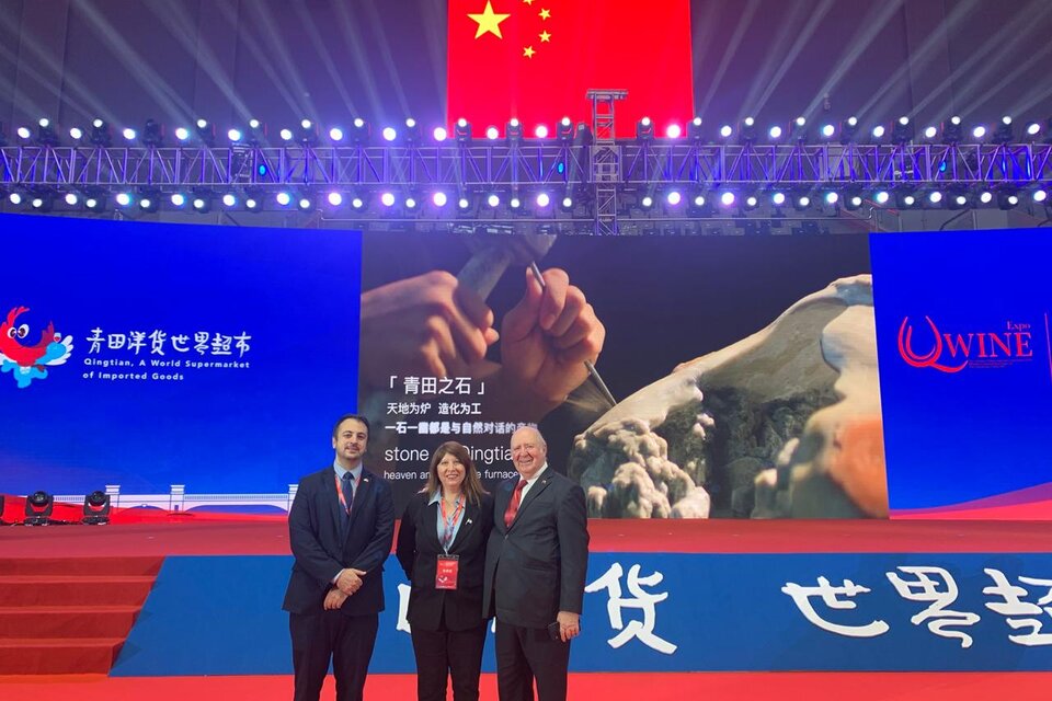 Fanny Villamayor, junto al cónsul comercial argentino en Shanghái, Federico Avramides y el embajador chileno en China, Luis Schmidt