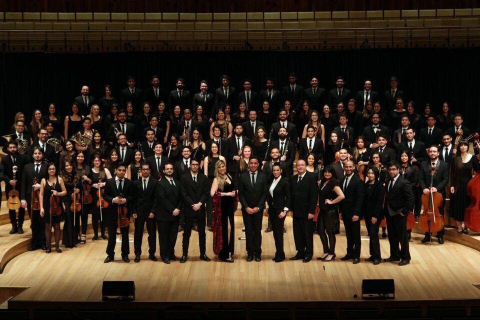 Orquesta sinfónica Latin Vox Machine, dirigida por el venezolano Omar Zambrano. 