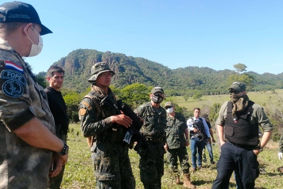 Abdo Benítez (der.) en Concepción, Paraguay, con mientros de la Fuerza de Tarea Conjunta.  (Fuente: EFE)