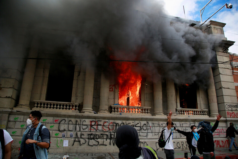 En medio de las marchas pacíficas, un grupo de personas atacó la sede del Congreso.  (Fuente: EFE)