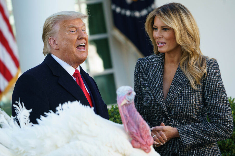 Donald Trump con su esposa Melania y el pavo perdonado por el Día de Gracias (Fuente: AFP)